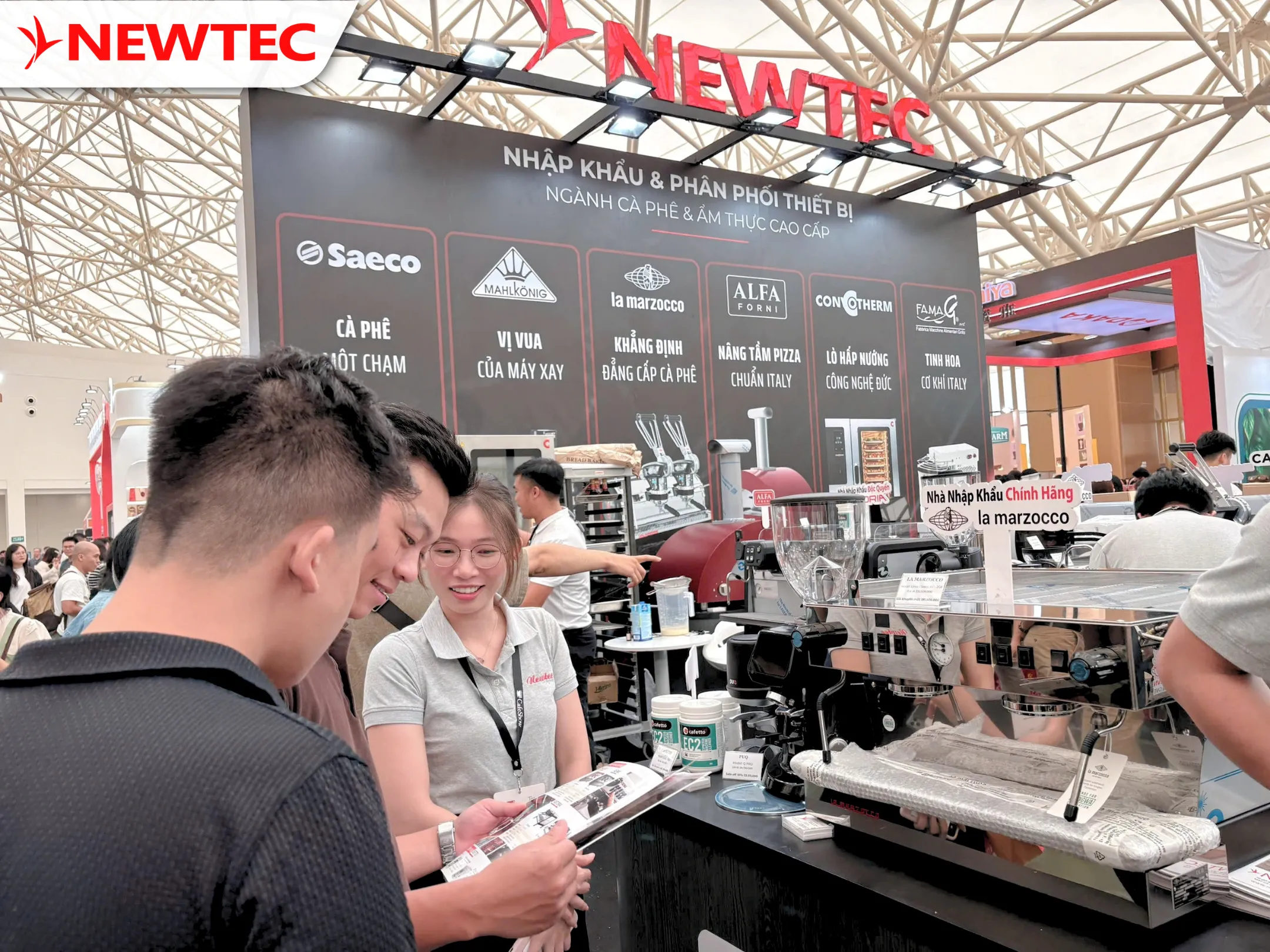 khach-hang-tim-hieu-may-pha-ca-phe-tai-gian-hang-newtec.webp (367 KB)