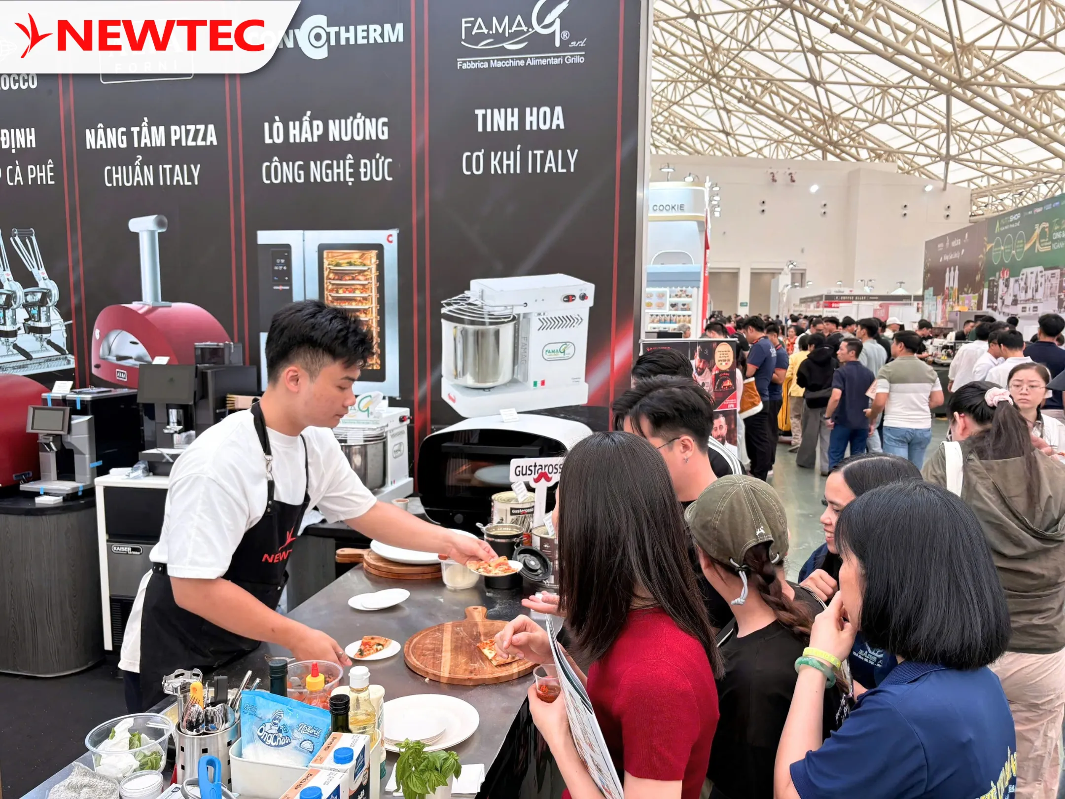 khach-tham-quan-thuong-thuc-pizza-tai-gian-hang-newtec.webp (342 KB)