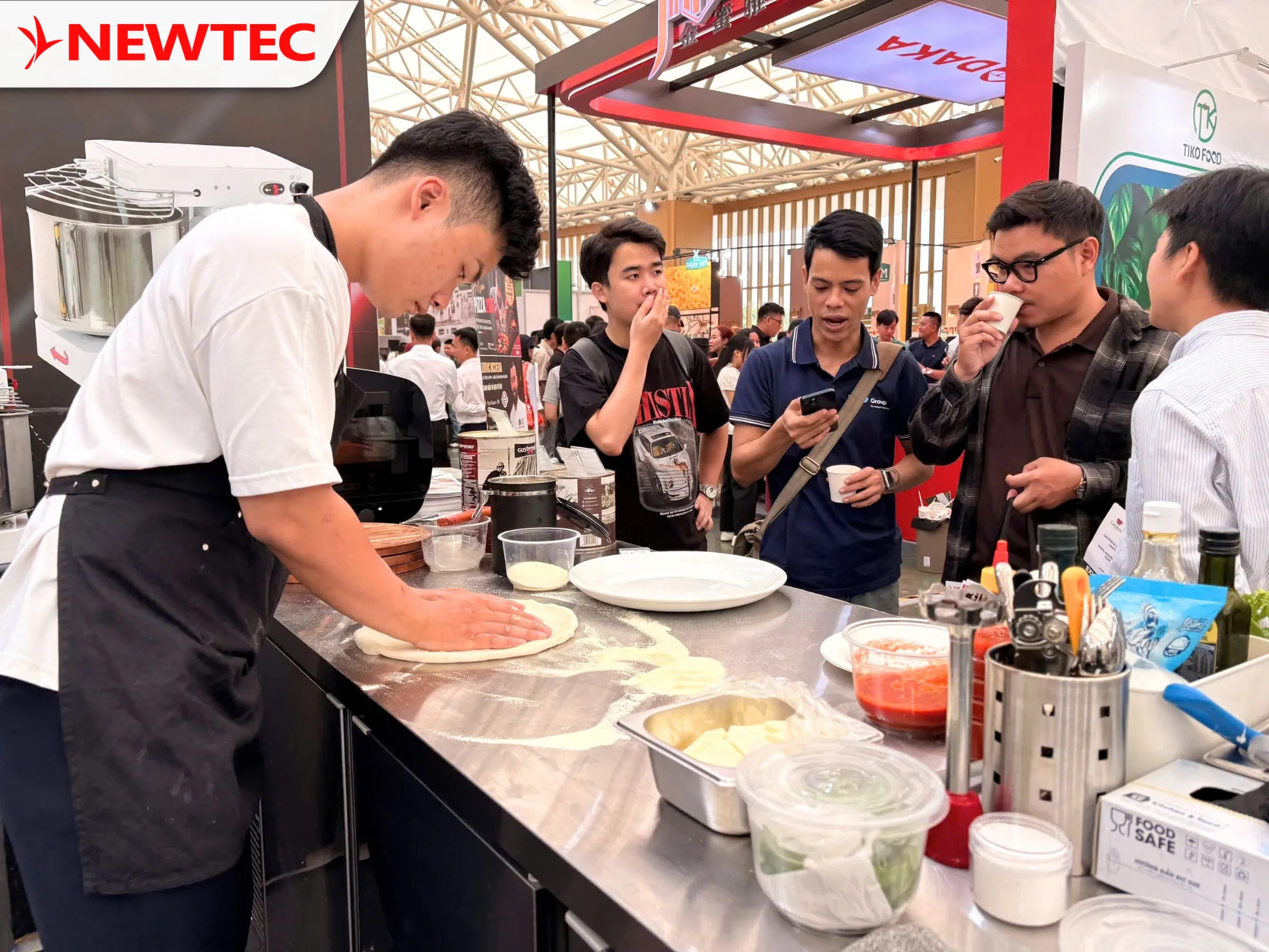 trinh-dien-ky-thuat-lam-pizza-truc-tiep-tai-gian-hang-newtec.webp (291 KB)