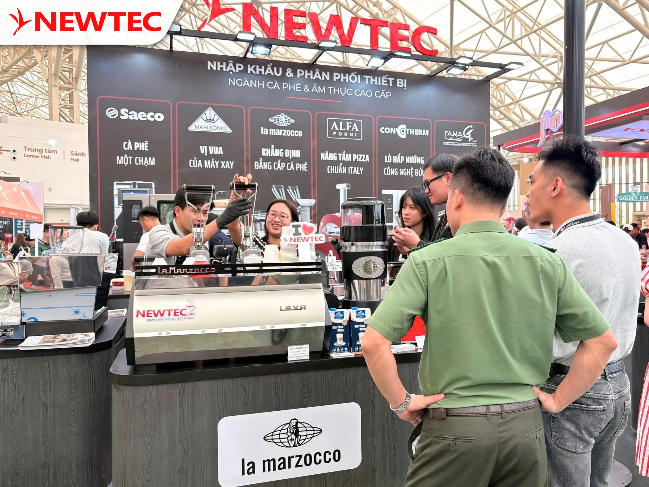 trinh-dien-may-pha-ca-phe-la-marzocco-leva-tai-cafeshow.webp (323 KB)