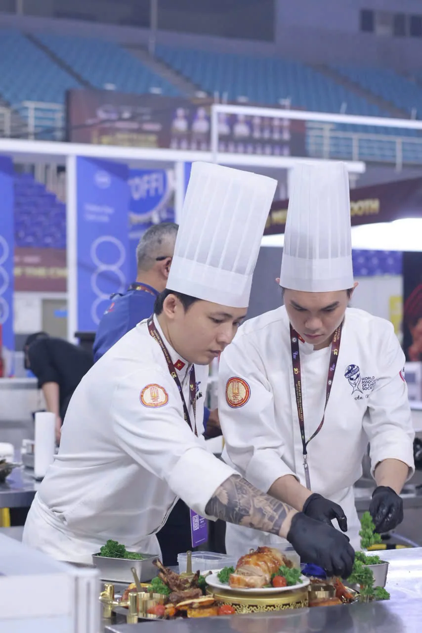 Chef Minh Nhí và Chef Bảo Ân phối hợp hoàn thiện món ăn