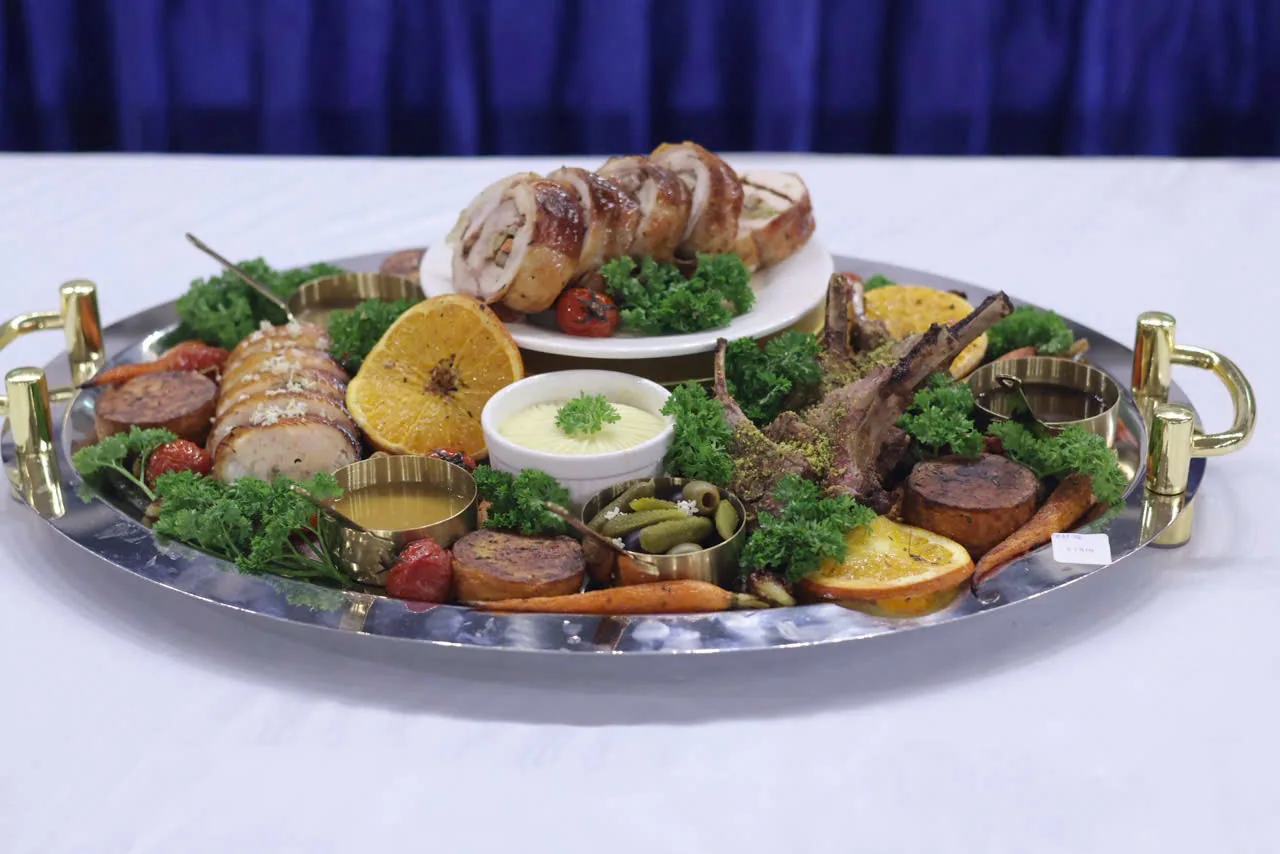 Khay thịt nướng Christmas Roast Platter do đội đầu bếp Việt thực hiện