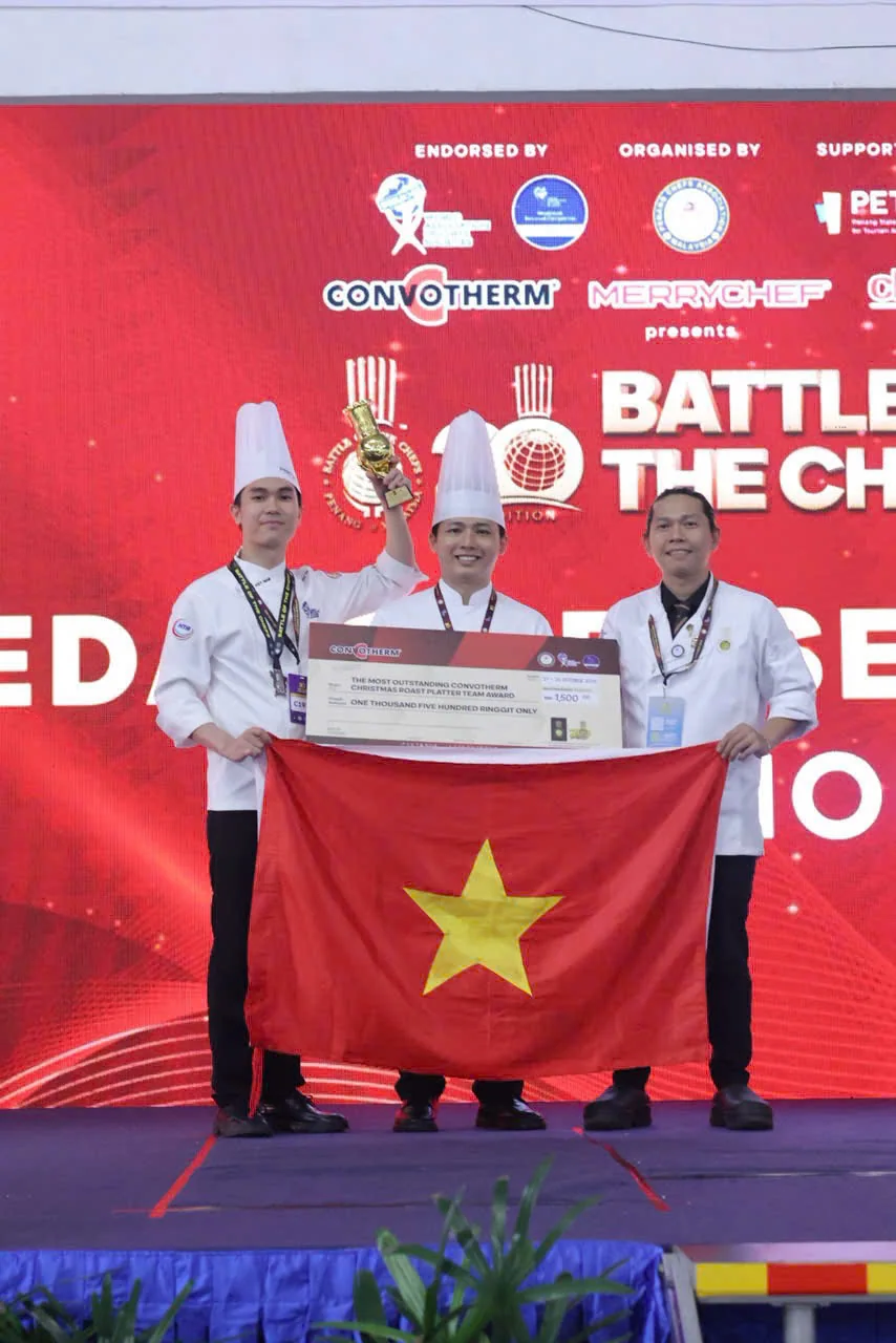 Chef Viet Nam nhan giai Convotherm cung quoc ky