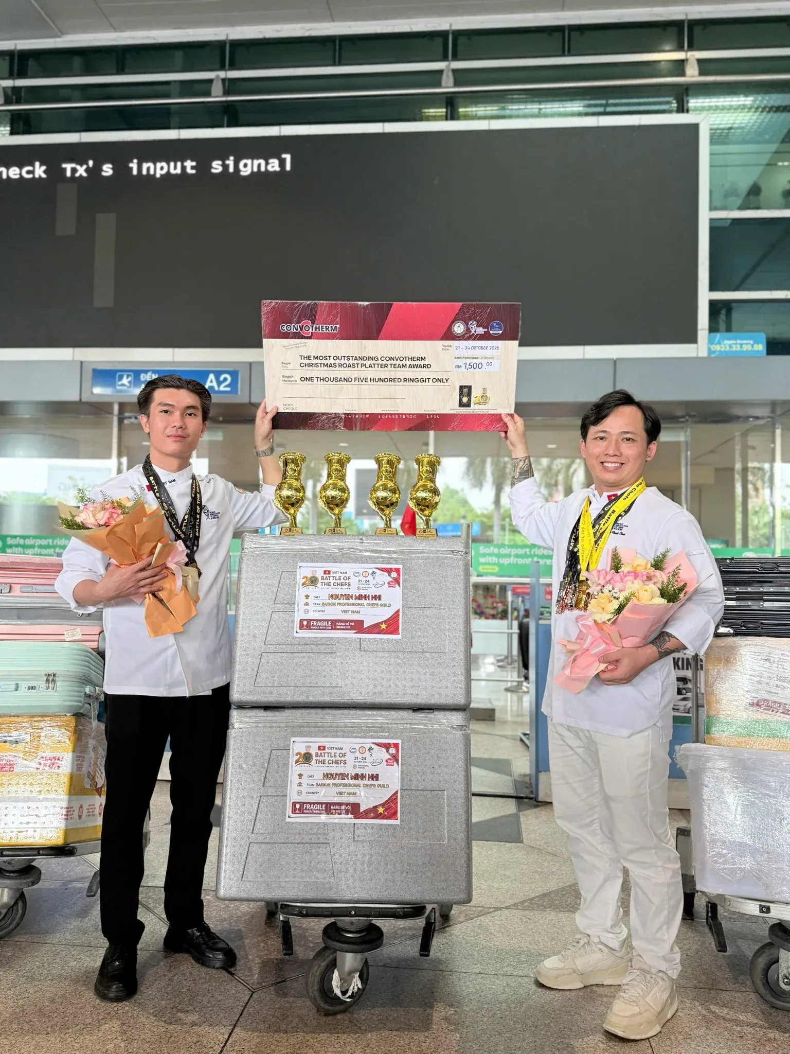 Chef Minh Nhí và Chef Bảo Ân cùng cúp sau cuộc thi tại Malaysia