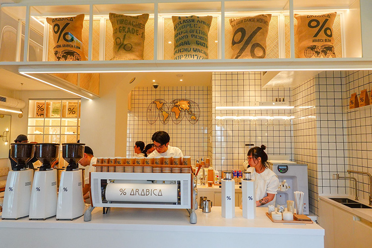 nhung-chuoi-ca-phe-lon-dang-dung-may-pha-ca-phe-slayer-espresso-4