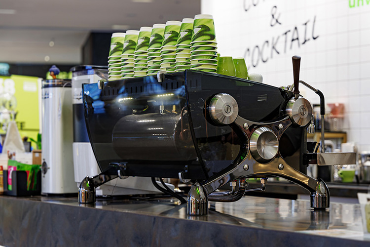 nhung-chuoi-ca-phe-lon-dang-dung-may-pha-ca-phe-slayer-espresso-7